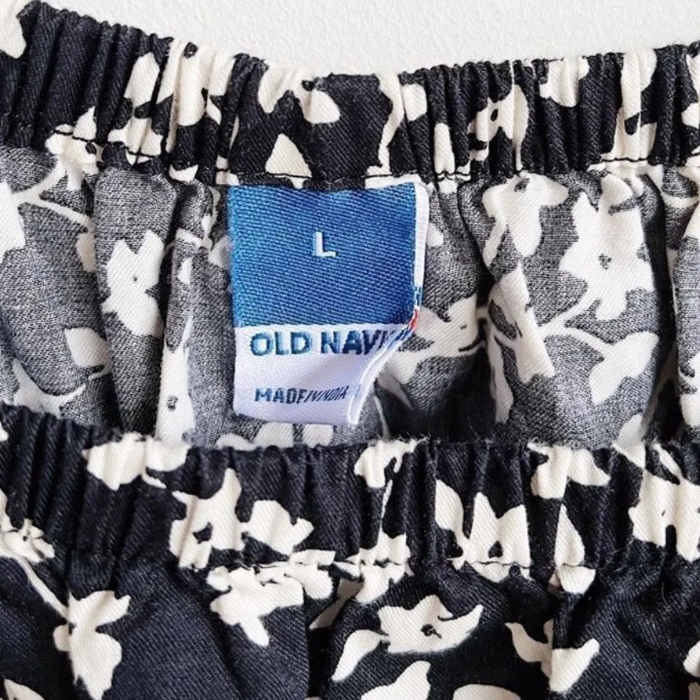 Old Navy sz L black & white floral cut out short puff sleeve pleated peplum top